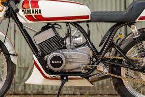 Yamaha R5 two-stroke café racer by Jets Forever